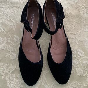Black velvet low heel dress shoe- size 10